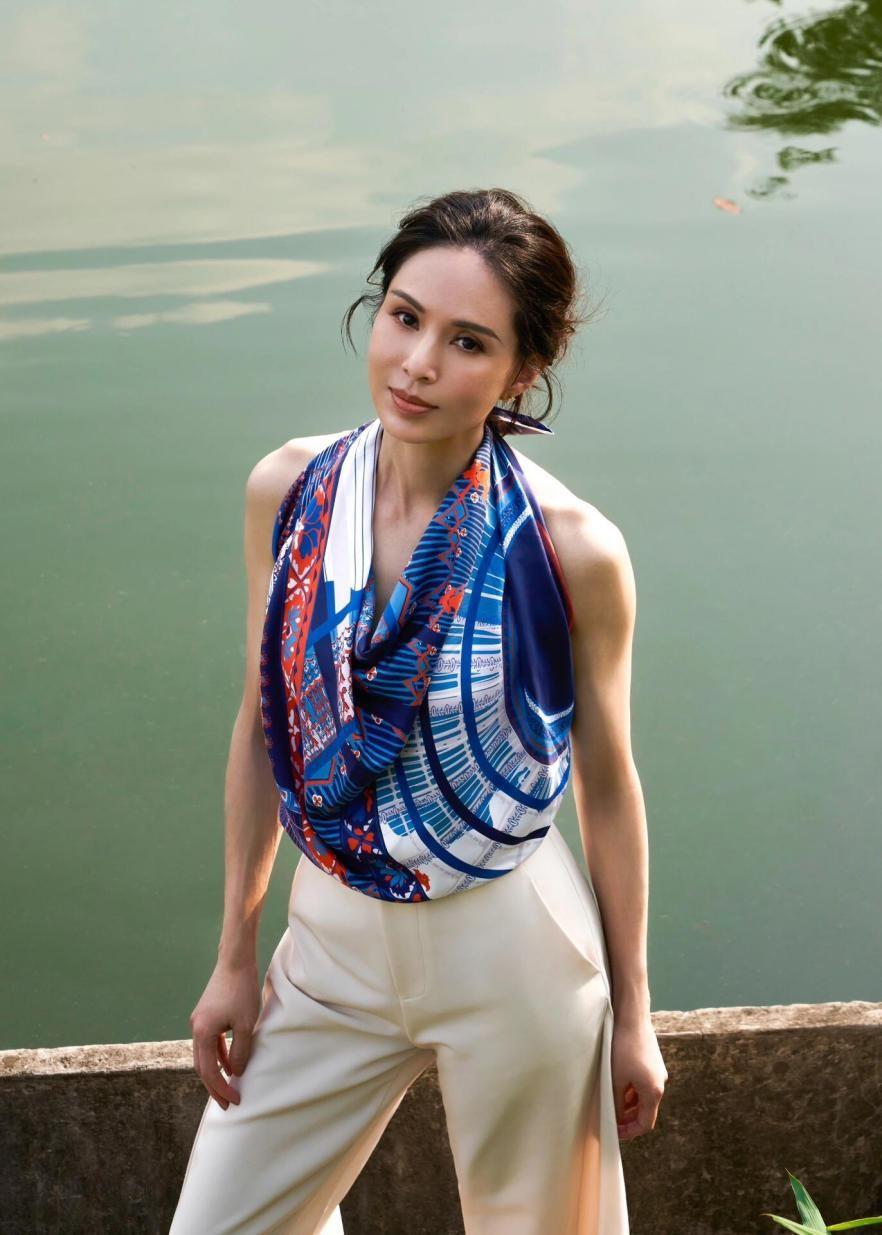 “李若彤”带火了一种新穿法：丝巾+白裤子，58岁美出新高度