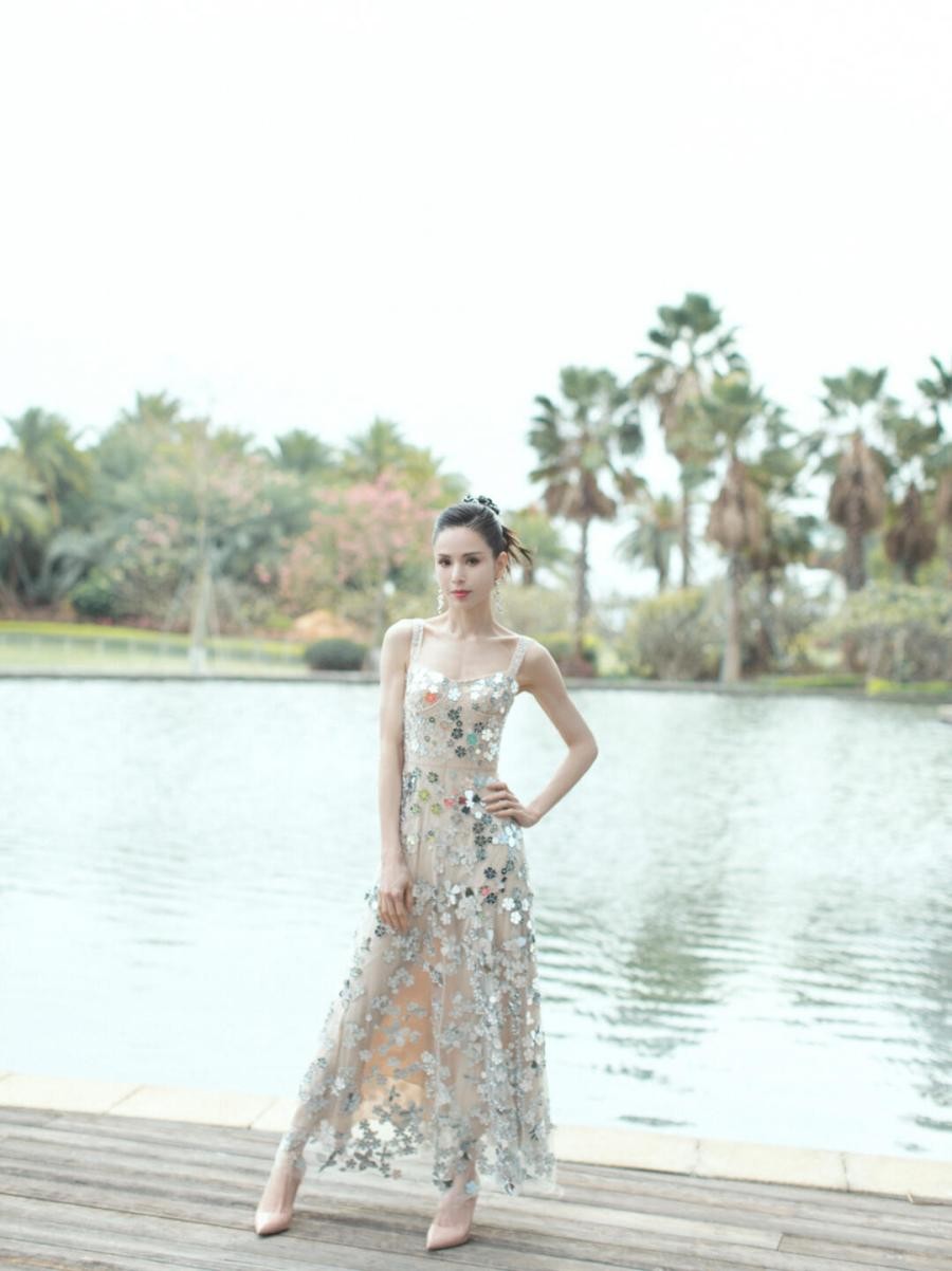 “李若彤”带火了一种新穿法：丝巾+白裤子，58岁美出新高度