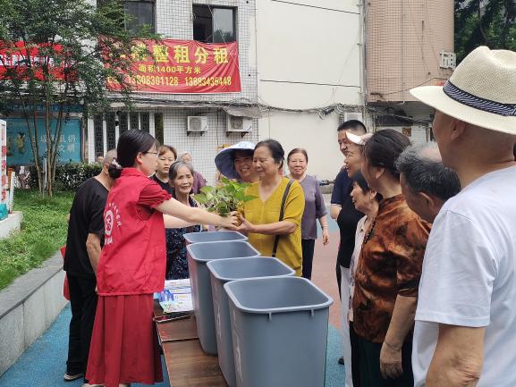 重庆巴南：鱼洞街道新民街社区开展六五环境日垃圾分类主题活动
