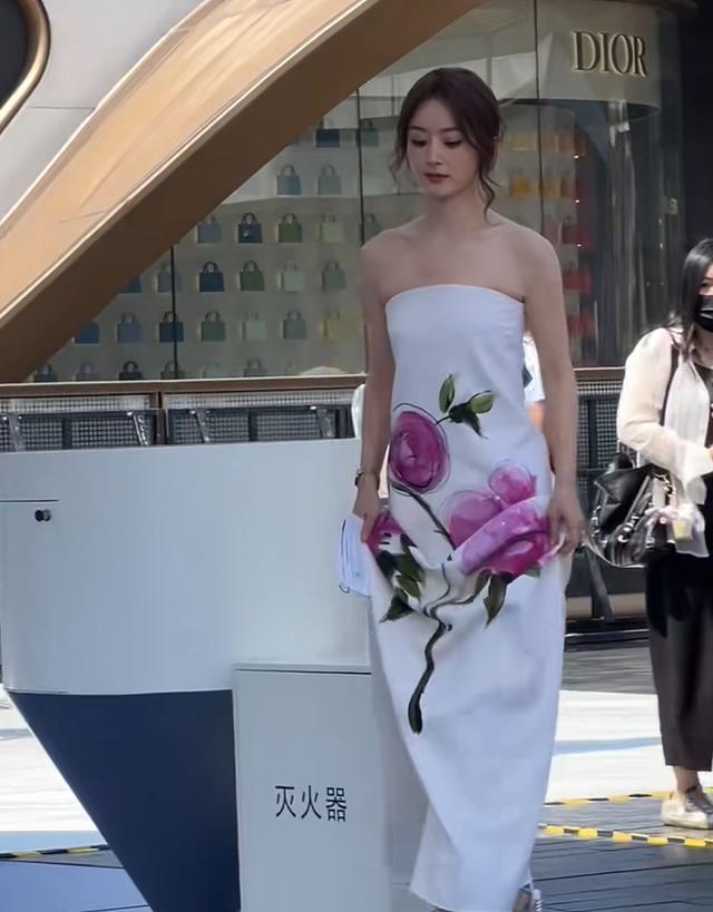38岁赵丽颖发腮严重，从圆脸变成方脸，戴假发出席活动满脸疲倦
