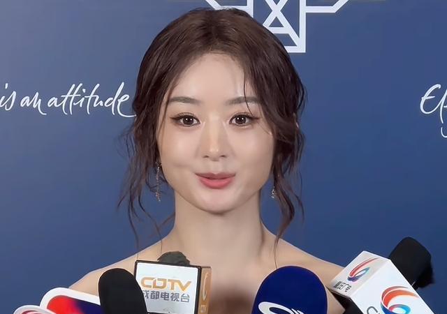 38岁赵丽颖发腮严重，从圆脸变成方脸，戴假发出席活动满脸疲倦