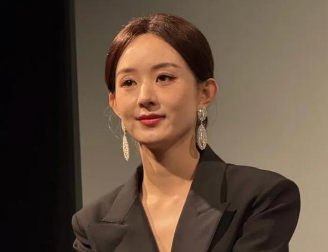 38岁赵丽颖发腮严重，从圆脸变成方脸，戴假发出席活动满脸疲倦