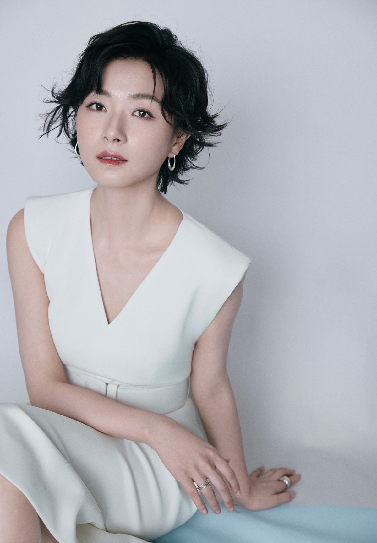 万茜素白裙装姐感十足