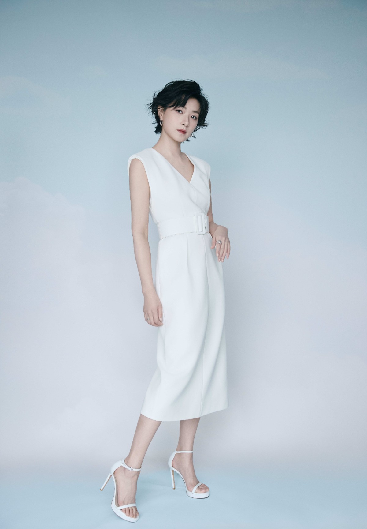 万茜素白裙装姐感十足