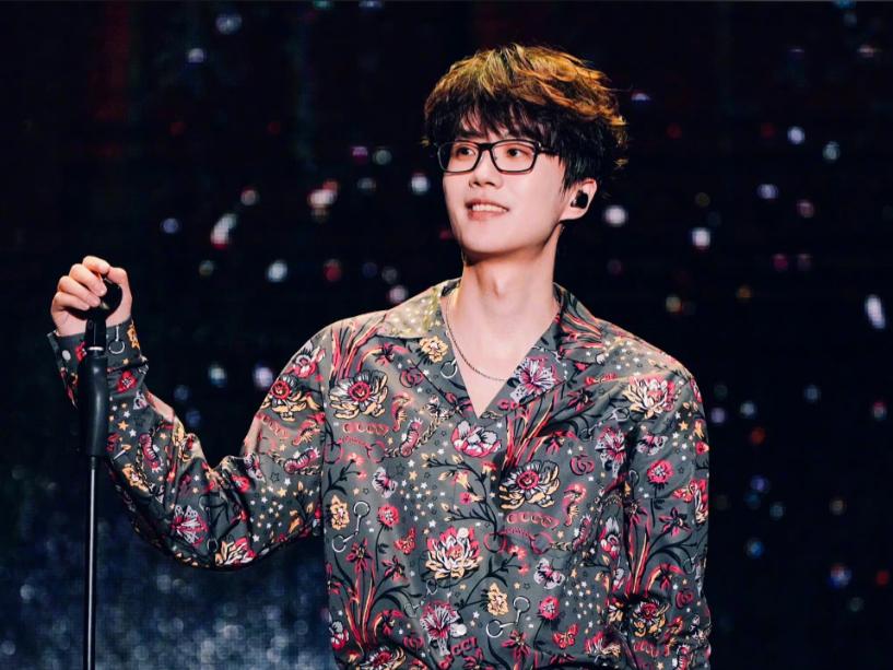 靠着一根网线出道。 写了一首歌，被央视夸赞了13分钟。 在非主流的时代出道，却成了如今的主流。 被网红嘲“过气歌手”的许嵩，凭什么翻身了？  01 很多人喜欢听许嵩的歌，除了旋律以外，还有他的歌词。 《千百度》、《庐州月》等歌曲，都能巧妙