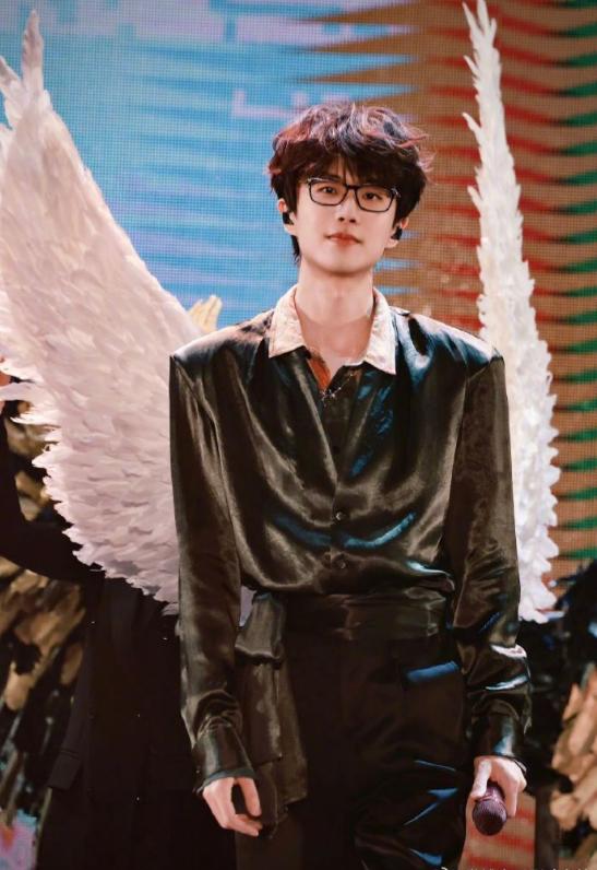 乐坛鲁迅？被嘲过气歌手的许嵩，打了个漂亮翻身仗，难怪央视怒赞