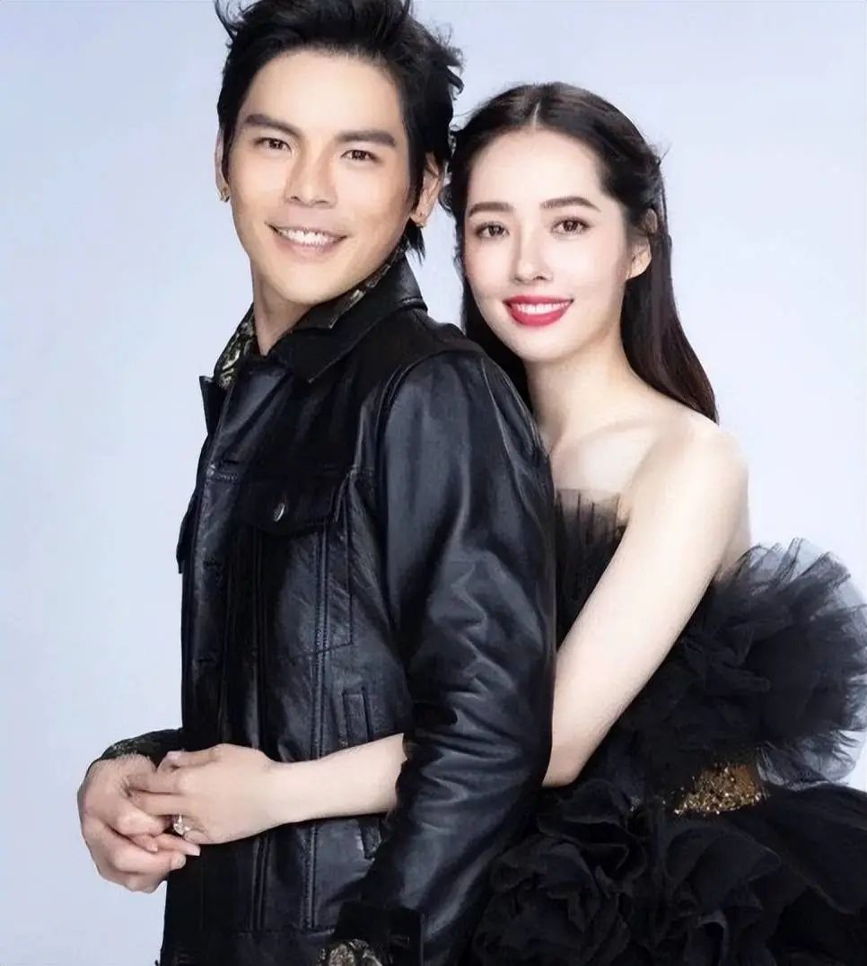 一个模糊的侧脸视频，引发全网对婚姻危机的猜测，向佐却用短短一小时上演了一场高效辟谣！  不久前的一个晚上，当话题#向佐郭碧婷#冲上热搜，谁也没想到这位豪门公子会如此迅速地站出来保护妻子。  事情源于某短视频平台的一段视频，标题为"豪门媳妇