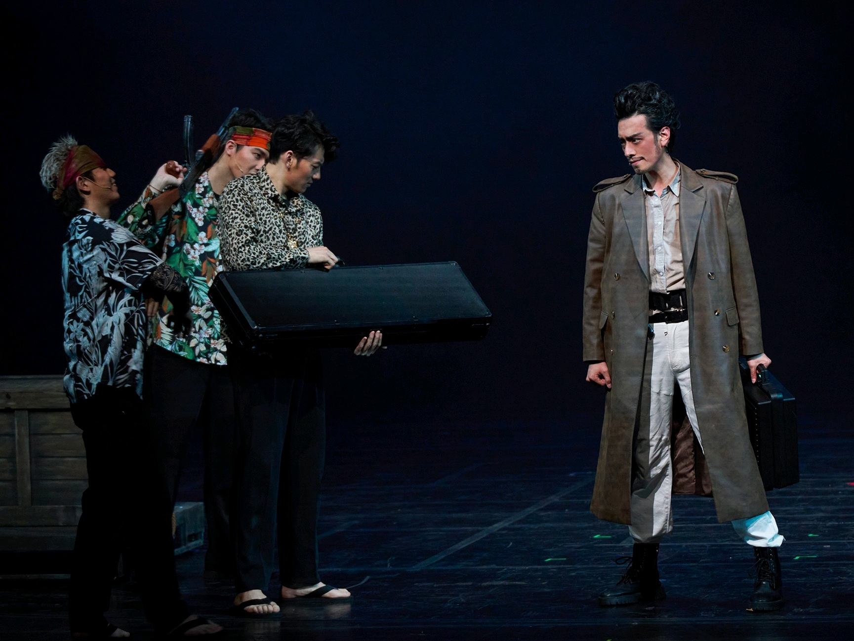 由人气演员郑云龙领衔主演的舞台剧《魔幻时刻》本周末登陆珠海。