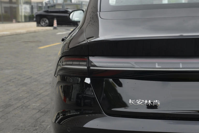 又一豪车“顶不住”了！长近5米，标配2.0T+8AT