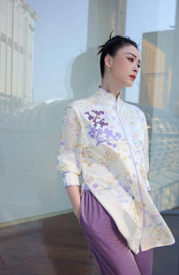 看了蒋欣的穿搭，我悟了：穿新中式色不过三、款式简约，才更高级