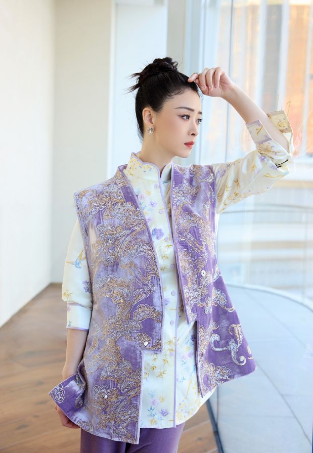 看了蒋欣的穿搭，我悟了：穿新中式色不过三、款式简约，才更高级