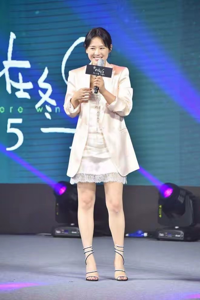 马思纯瘦出新高度！缎面西装+连衣裙，37岁的她气质太绝了