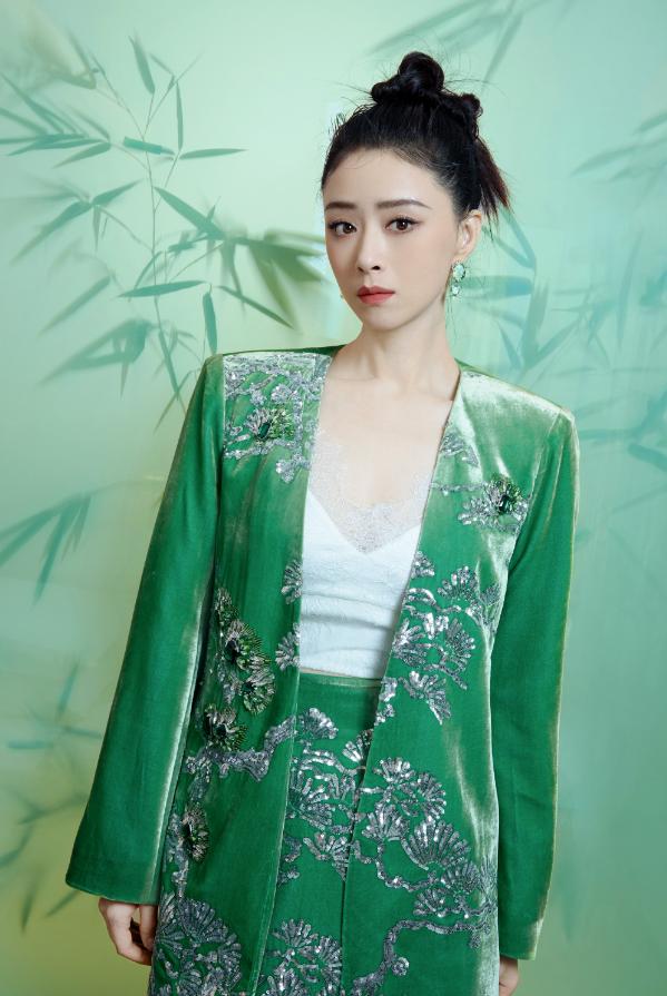 看了蒋欣的穿搭，我悟了：穿新中式色不过三、款式简约，才更高级