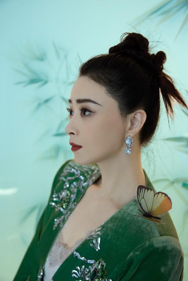 看了蒋欣的穿搭，我悟了：穿新中式色不过三、款式简约，才更高级