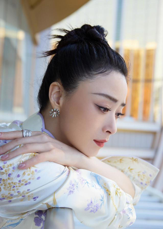 看了蒋欣的穿搭，我悟了：穿新中式色不过三、款式简约，才更高级
