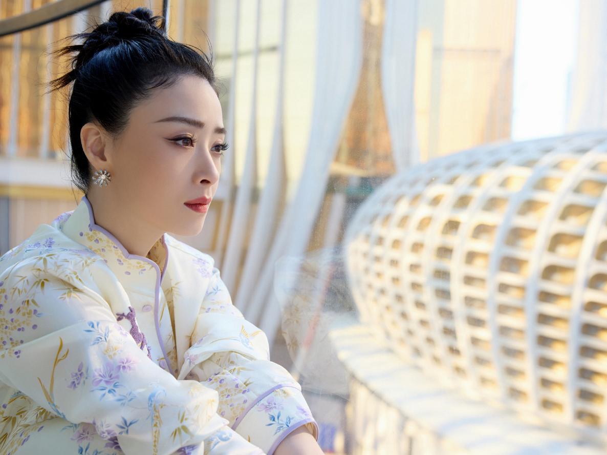 看了蒋欣的穿搭，我悟了：穿新中式色不过三、款式简约，才更高级