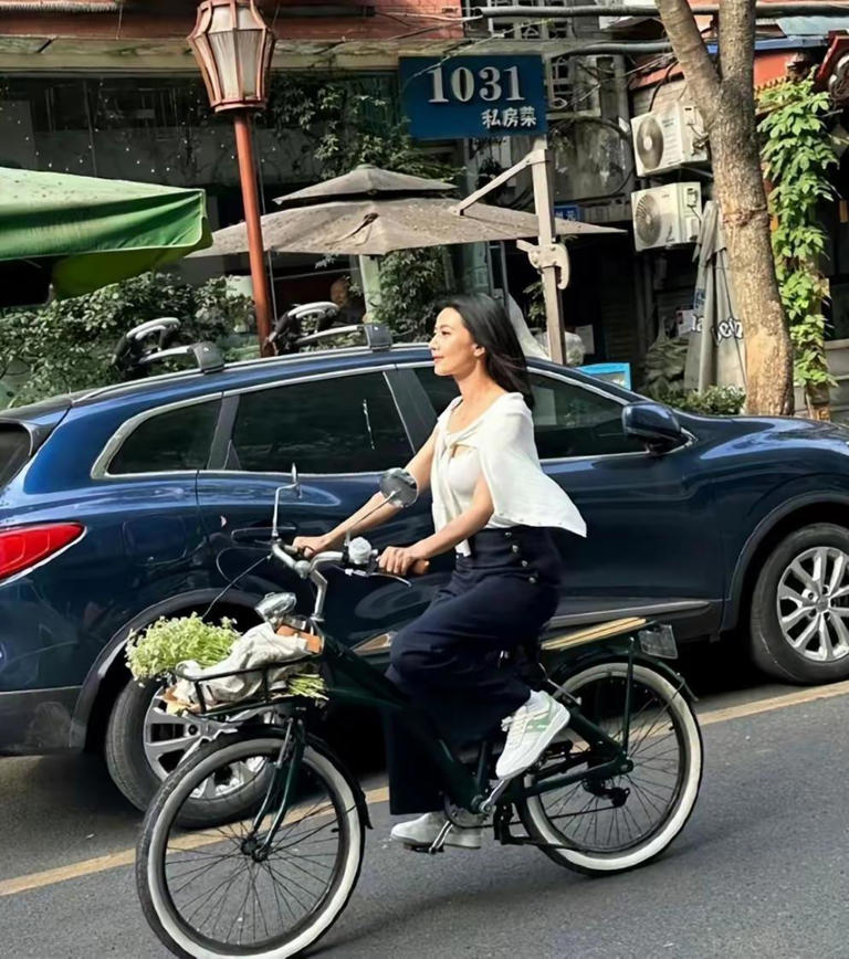 45岁高圆圆成都骑自行车，穿搭状态好得像大学生，赵又廷有福气