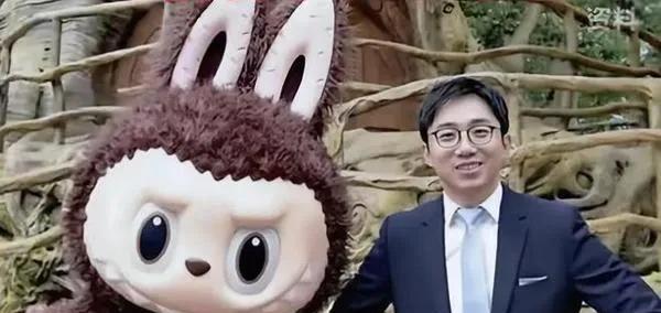 杜淳妻子晒整柜LABUBU，初代泡泡玛特拍价108万，李国庆又后悔了