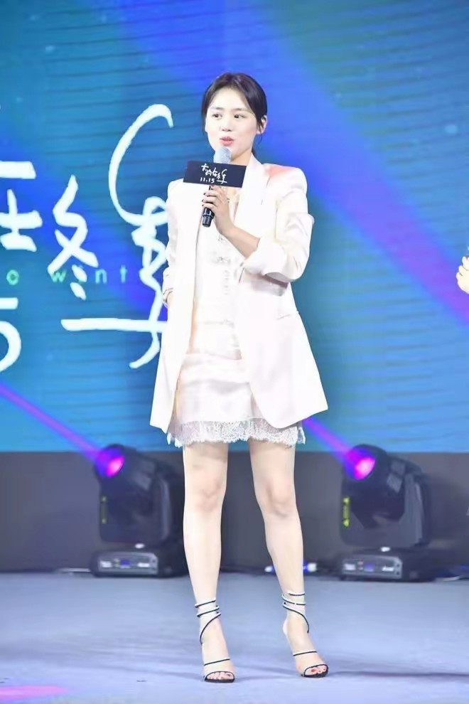 马思纯瘦出新高度！缎面西装+连衣裙，37岁的她气质太绝了