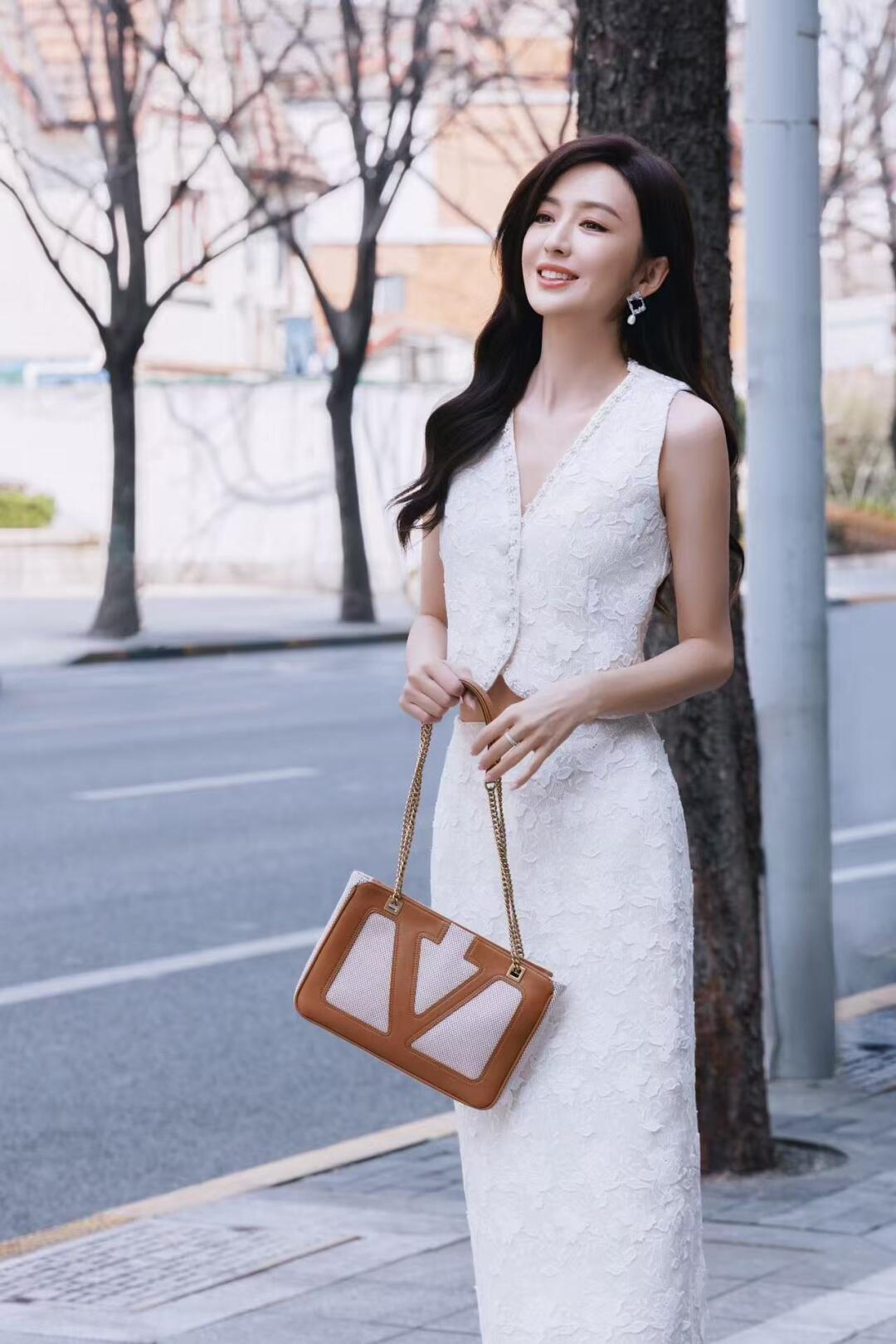 看了佟丽娅的穿搭，我悟了：颜色要少、款式要简约，才更高级减龄