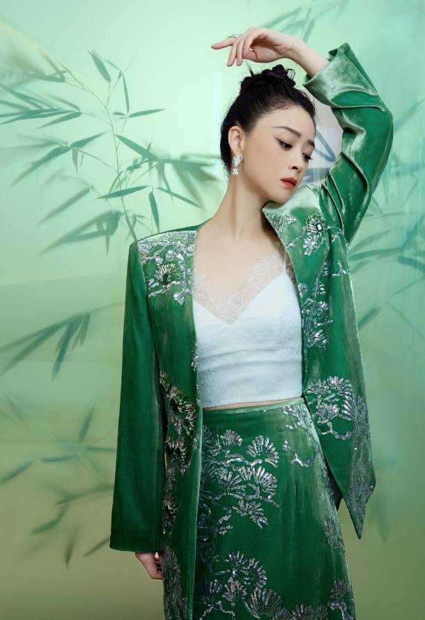 看了蒋欣的穿搭，我悟了：穿新中式色不过三、款式简约，才更高级