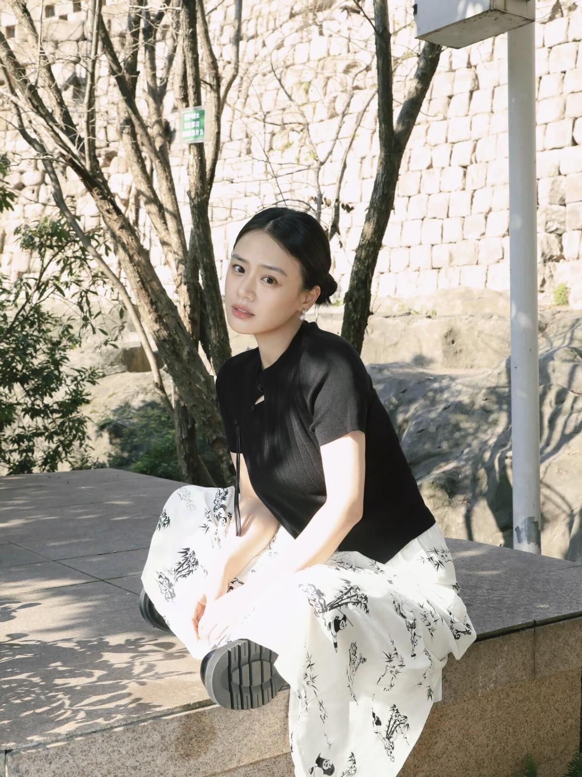 马思纯瘦出新高度！缎面西装+连衣裙，37岁的她气质太绝了