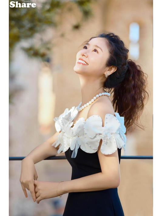 林心如新烫了羊毛卷年轻25岁，穿衬衫+小白裤，美得像换了个人