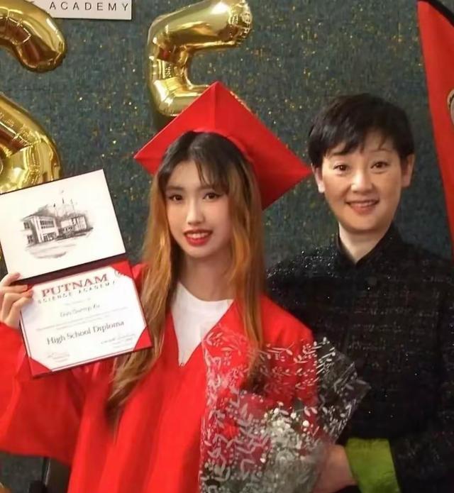 冯小刚带养女参加活动，19岁徐朵和雷佳音同框，漂亮自信真像徐帆