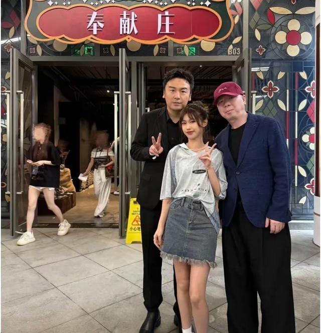 冯小刚带养女参加活动，19岁徐朵和雷佳音同框，漂亮自信真像徐帆