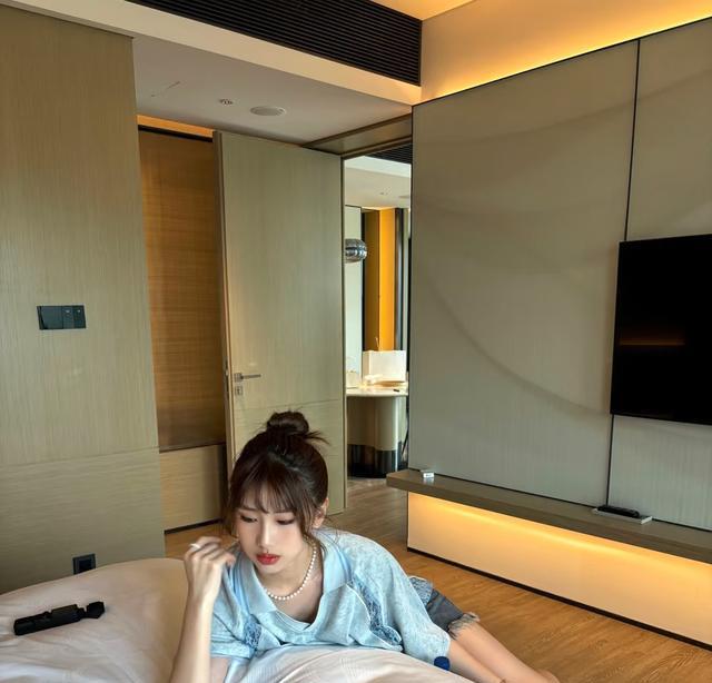 冯小刚带养女参加活动，19岁徐朵和雷佳音同框，漂亮自信真像徐帆