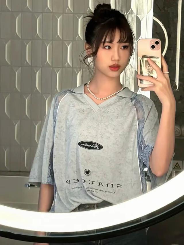 冯小刚带养女参加活动，19岁徐朵和雷佳音同框，漂亮自信真像徐帆