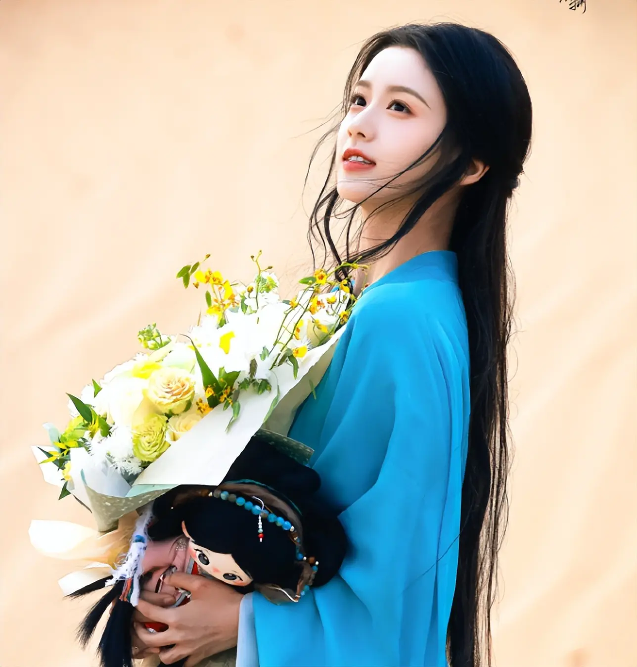 包上恩新剧《月明千里》杀青！百变造型太养眼，女配是短剧女王！