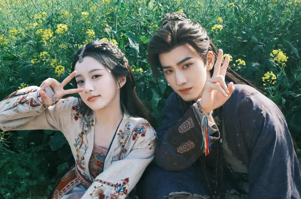 包上恩新剧《月明千里》杀青！百变造型太养眼，女配是短剧女王！