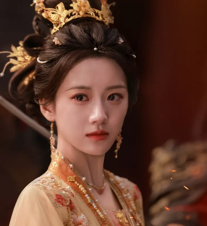 包上恩新剧《月明千里》杀青！百变造型太养眼，女配是短剧女王！
