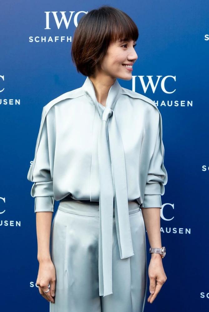 47岁袁泉不愧为穿搭教科书：衣不穿花，发不烫卷，越看越高级