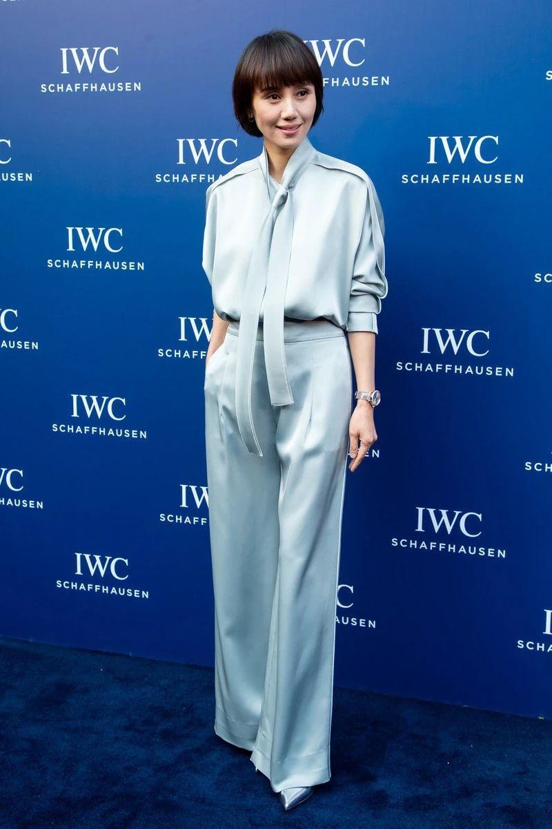 47岁袁泉不愧为穿搭教科书：衣不穿花，发不烫卷，越看越高级