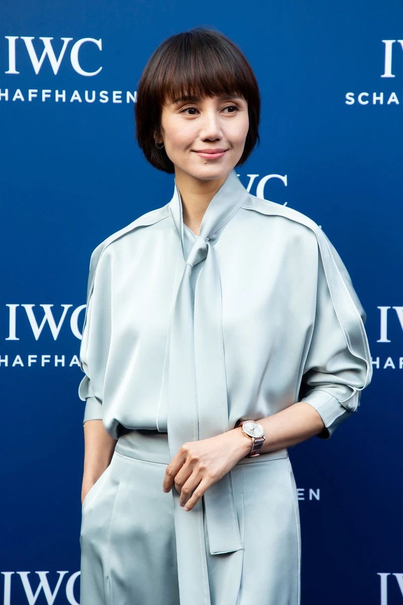 47岁袁泉不愧为穿搭教科书：衣不穿花，发不烫卷，越看越高级