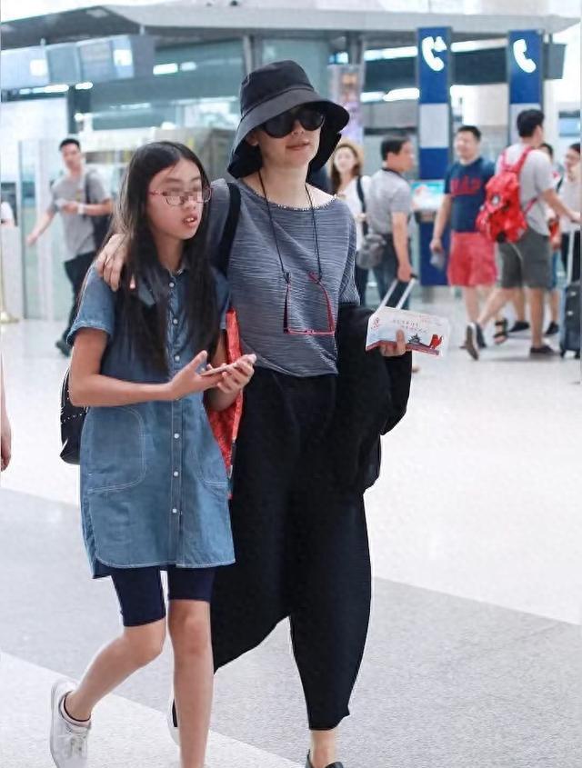 冯小刚带养女参加活动，19岁徐朵和雷佳音同框，漂亮自信真像徐帆