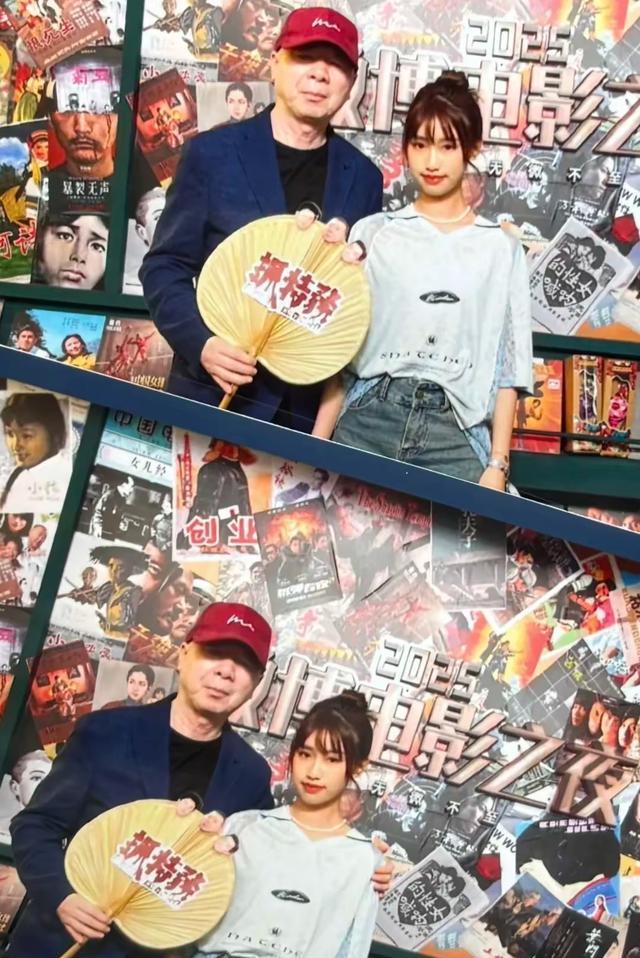 冯小刚带养女参加活动，19岁徐朵和雷佳音同框，漂亮自信真像徐帆