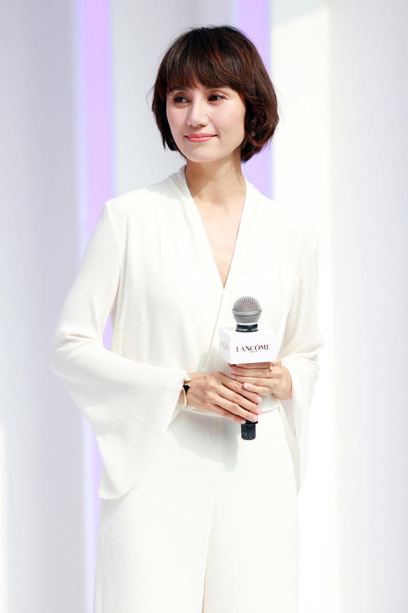 47岁袁泉不愧为穿搭教科书：衣不穿花，发不烫卷，越看越高级