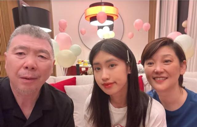 冯小刚带养女参加活动，19岁徐朵和雷佳音同框，漂亮自信真像徐帆