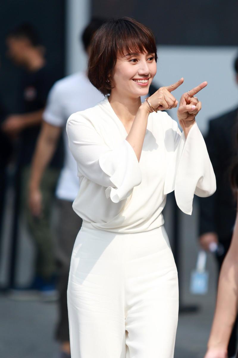 47岁袁泉不愧为穿搭教科书：衣不穿花，发不烫卷，越看越高级