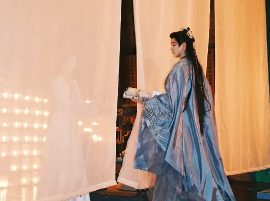 包上恩新剧《月明千里》杀青！百变造型太养眼，女配是短剧女王！