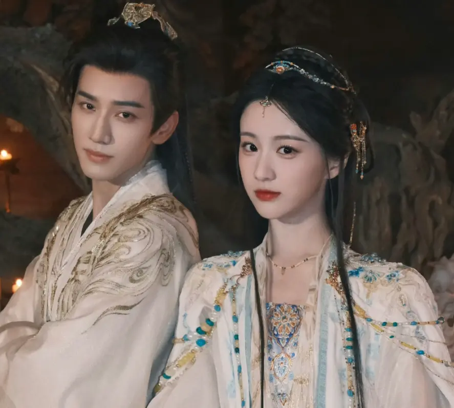 包上恩新剧《月明千里》杀青！百变造型太养眼，女配是短剧女王！