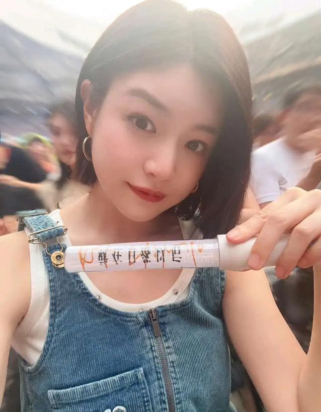 42岁陈妍希追星孙燕姿泪崩现场，离婚后少女感爆棚，她咋这么美？