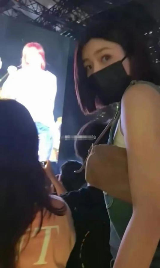 42岁陈妍希追星孙燕姿泪崩现场，离婚后少女感爆棚，她咋这么美？