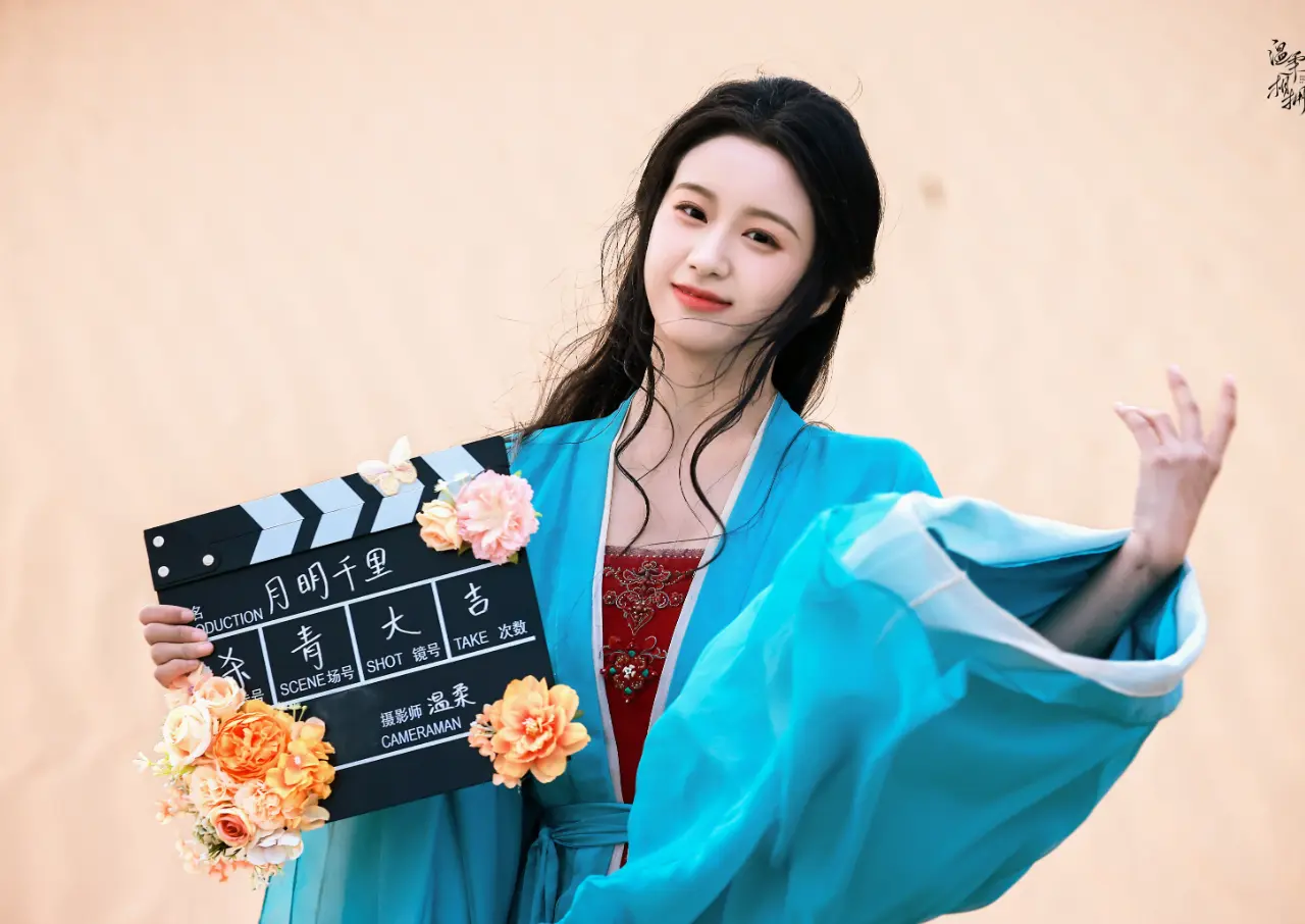 包上恩新剧《月明千里》杀青！百变造型太养眼，女配是短剧女王！