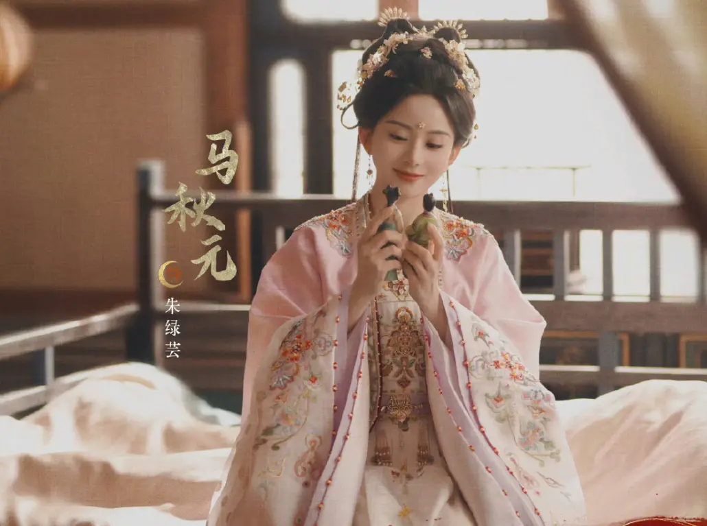 包上恩新剧《月明千里》杀青！百变造型太养眼，女配是短剧女王！