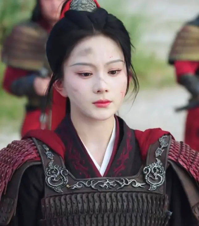 包上恩新剧《月明千里》杀青！百变造型太养眼，女配是短剧女王！