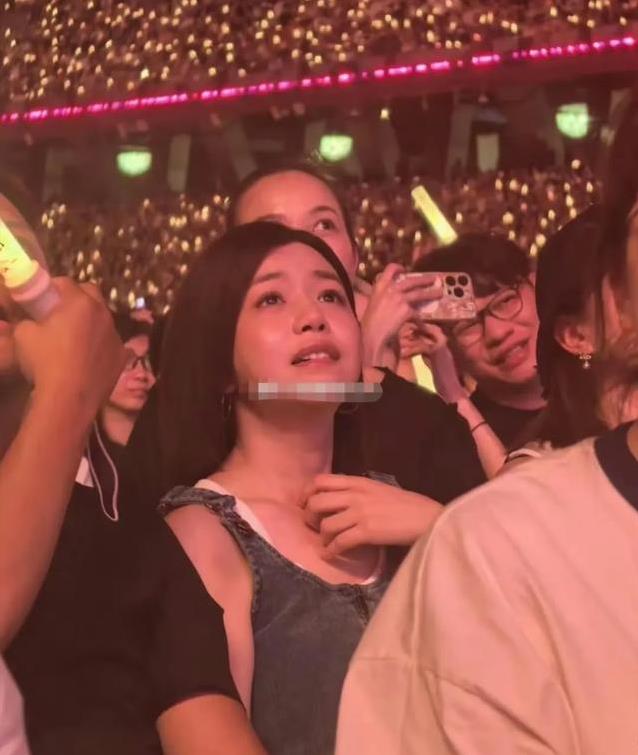 42岁陈妍希追星孙燕姿泪崩现场，离婚后少女感爆棚，她咋这么美？